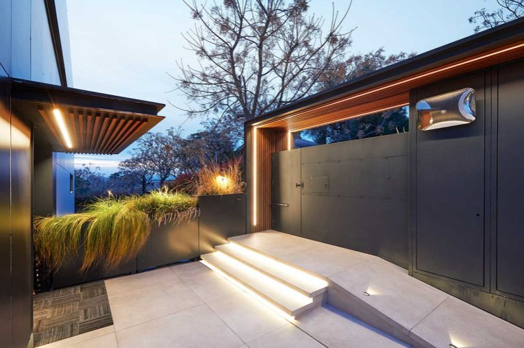 Transforma tus exteriores residenciales con iluminación lineal