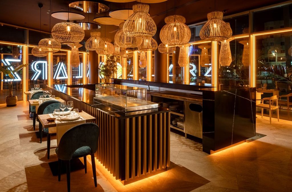 Alarz Bahía Club, the restaurant whose interior reflects the warmth of an island