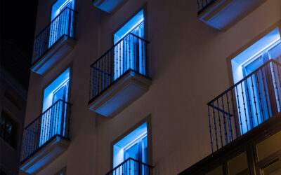 Iluminación lineal para balcones de fachada