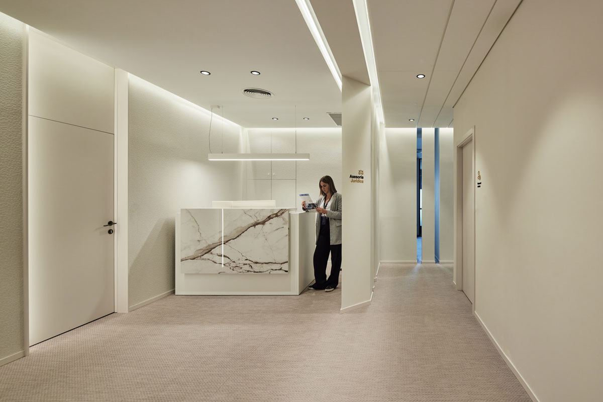 Iluminación lineal oficinas, iluminación oficinas contemporáneas, tiras LED, Lluria