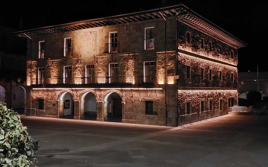 Realzar la arquitectura monumental: la nueva luz del ayuntamiento de Legazpi