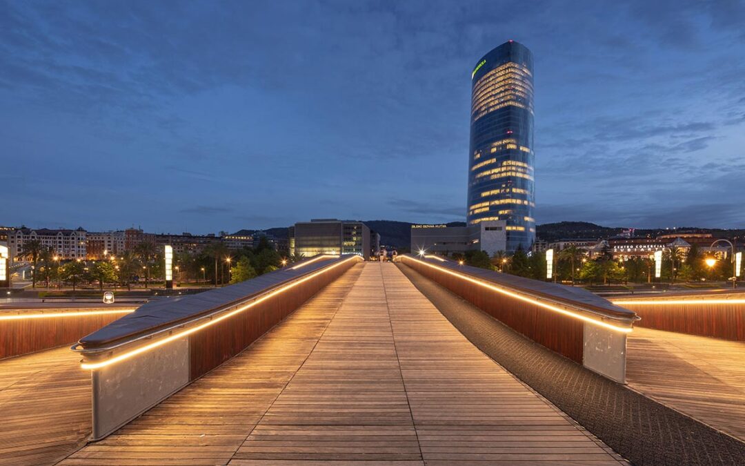 Pasarela Pedro Arrupe, iluminación lineal segura y estética